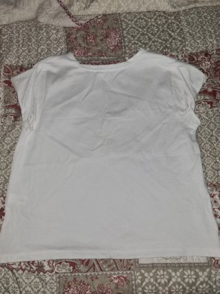 Camisetas mujer talla M. 4 euros. 3 por 10€
