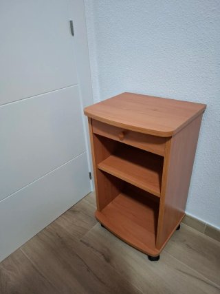 Mesa auxiliar con ruedas, cajón y estantería