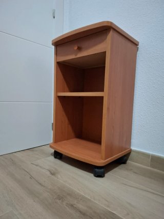 Mesa auxiliar con ruedas, cajón y estantería