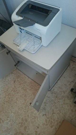 Mesa auxiliar oficina con 3 valdas para almacenaje