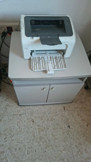 Mesa auxiliar oficina con 3 valdas para almacenaje