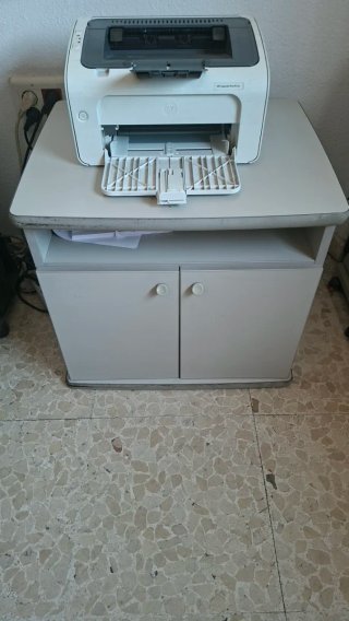 Mesa auxiliar oficina con 3 valdas para almacenaje