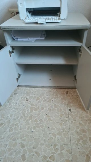 Mesa auxiliar oficina con 3 valdas para almacenaje