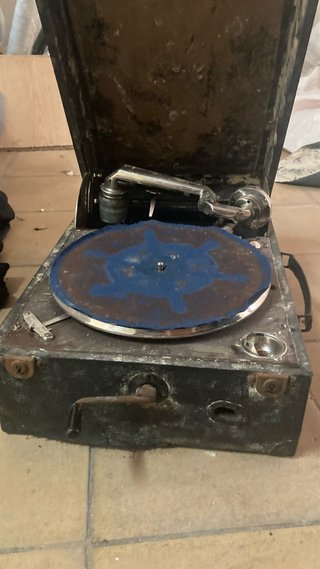 Discos de pizarra antiguos con gramola.