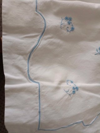 Sábana bordada azul y blanca cama de 90