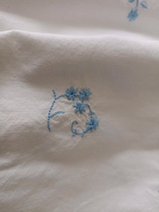 Sábana bordada azul y blanca cama de 90