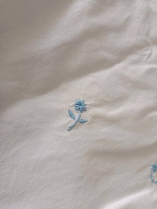Sábana bordada azul y blanca cama de 90