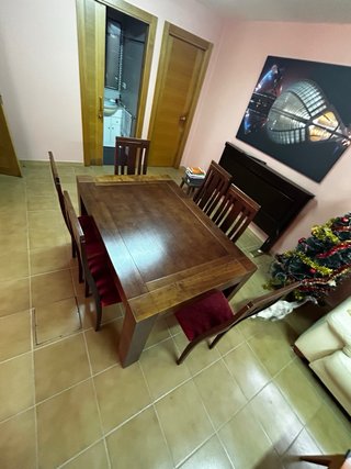 Mesa de comedor de madera con 6 sillas.