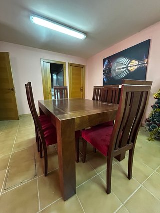 Mesa de comedor de madera con 6 sillas.