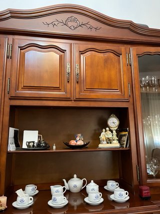 Mueble Comedor Madera con Vajilla