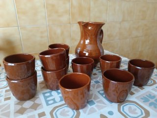 Jarra y 11 vasos de barro rústico