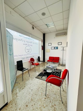 Se alquila sala/oficina en Bormujos.