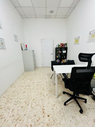 Se alquila sala/oficina en Bormujos.