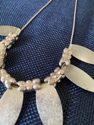 Collar hoja dorado y plateado