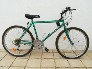 Bicicleta ATAK verde en Ciudad Real.