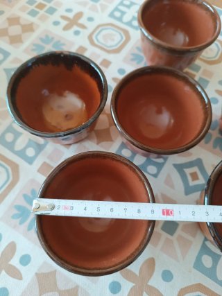 6 tarrinas de barro marrones