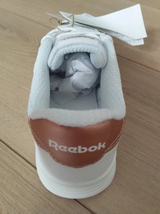 Zapatillas Reebok Blancas y Doradas para niñas.