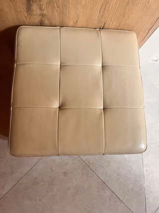 Pouf quadrato beige da seduta ausiliaria