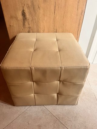 Pouf quadrato beige da seduta ausiliaria