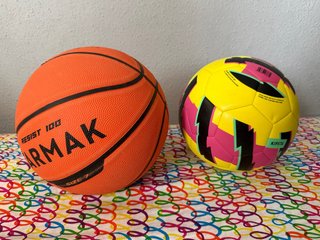 Palloni da basket e calcio