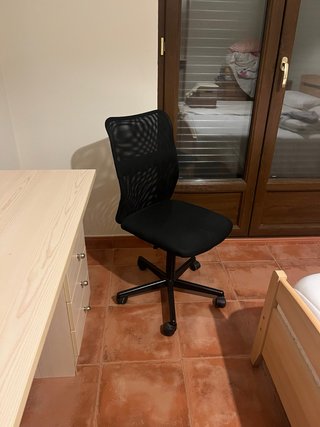 Silla de oficina ergonómica negra