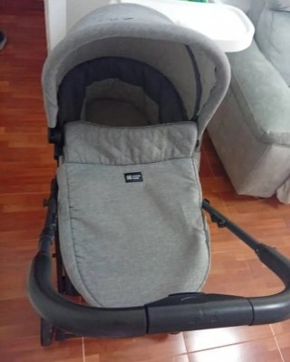 Carro de bebé gris Marca Kikkaboo-salina