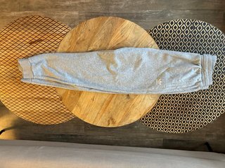 Pantalón chándal Adidas gris