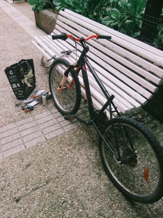 Bicicleta infantil negra y roja