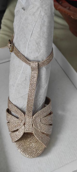 Sandalias doradas brillantes de tacón con tiras