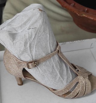 Sandalias doradas brillantes de tacón con tiras