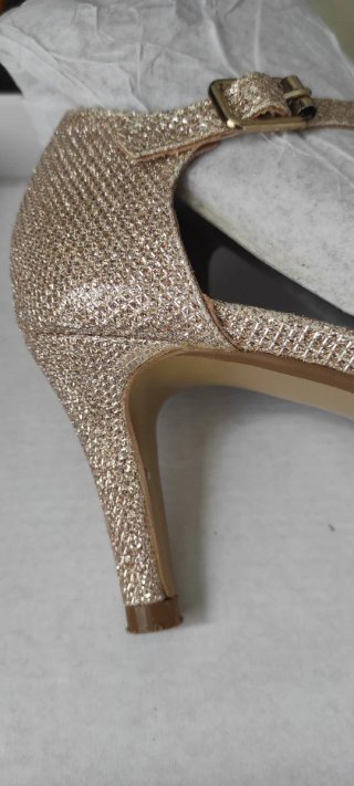 Sandalias doradas brillantes de tacón con tiras