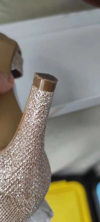 Sandalias doradas brillantes de tacón con tiras