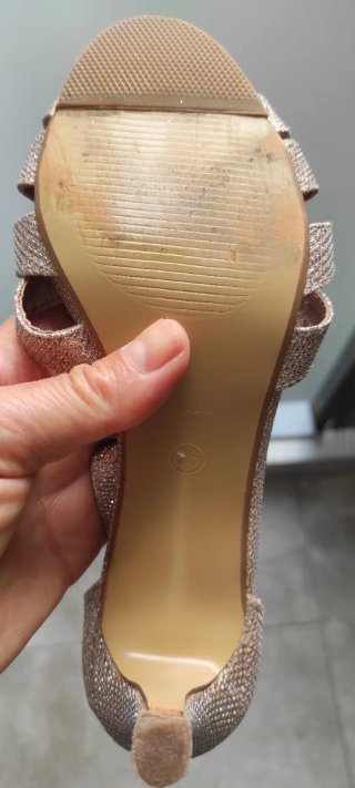 Sandalias doradas brillantes de tacón con tiras
