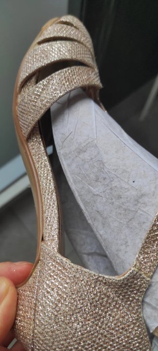 Sandalias doradas brillantes de tacón con tiras
