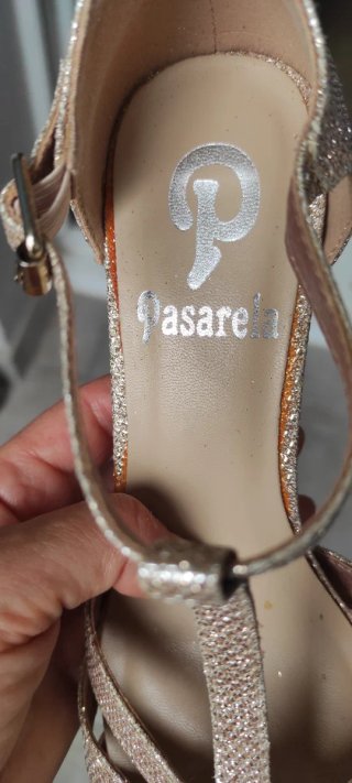 Sandalias doradas brillantes de tacón con tiras