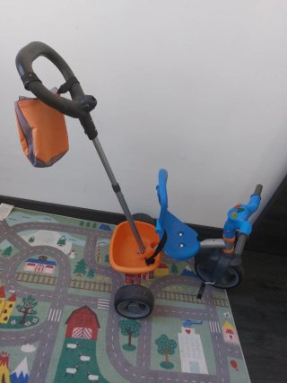 Triciclo bebe con manillar dirigible y música