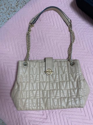 Bolso de hombro beige con cadena