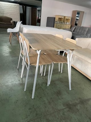 Mesa de comedor con 4 sillas
