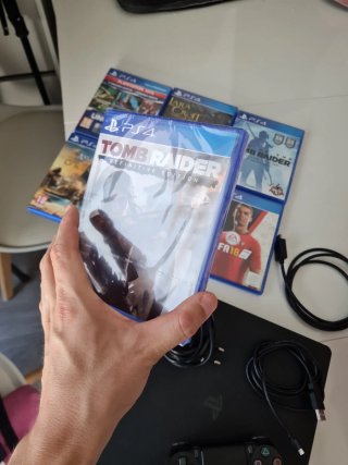 PS4 Slim 500GB + Mando + 8 Juegos