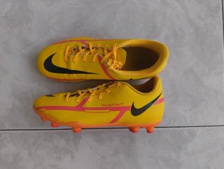 Botas de fútbol Nike amarillas y rosas talla 32