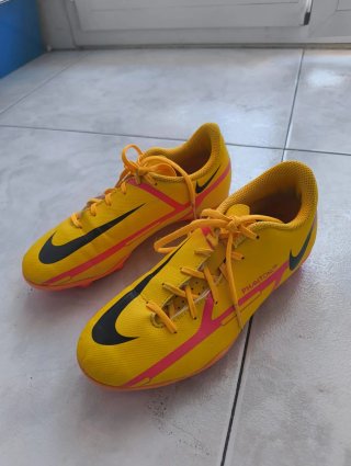 Botas de fútbol Nike amarillas y rosas talla 32