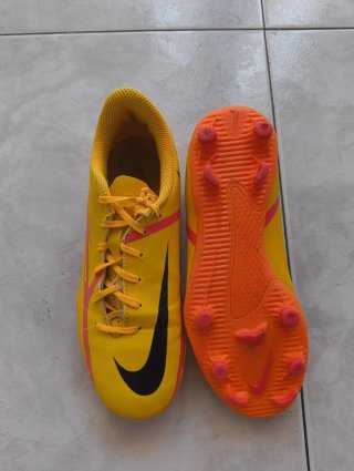 Botas de fútbol Nike amarillas y rosas talla 32