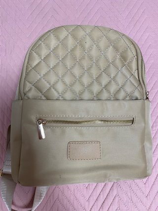 Mochila pequeña beige acolchada