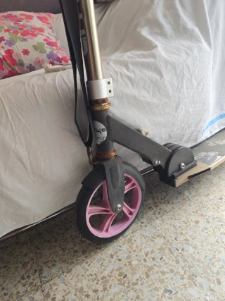 Patinete infantil con ruedas rosas