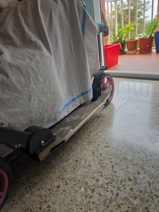 Patinete infantil con ruedas rosas