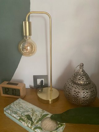 Lámpara dorada minimalista
