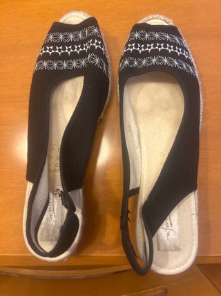 Zapatilla cuña negra bordada talla 39