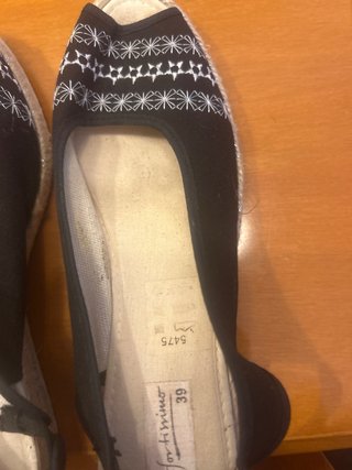 Zapatilla cuña negra bordada talla 39