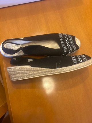 Zapatilla cuña negra bordada talla 39