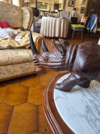 Figura Rinoceronte Caoba Tallada